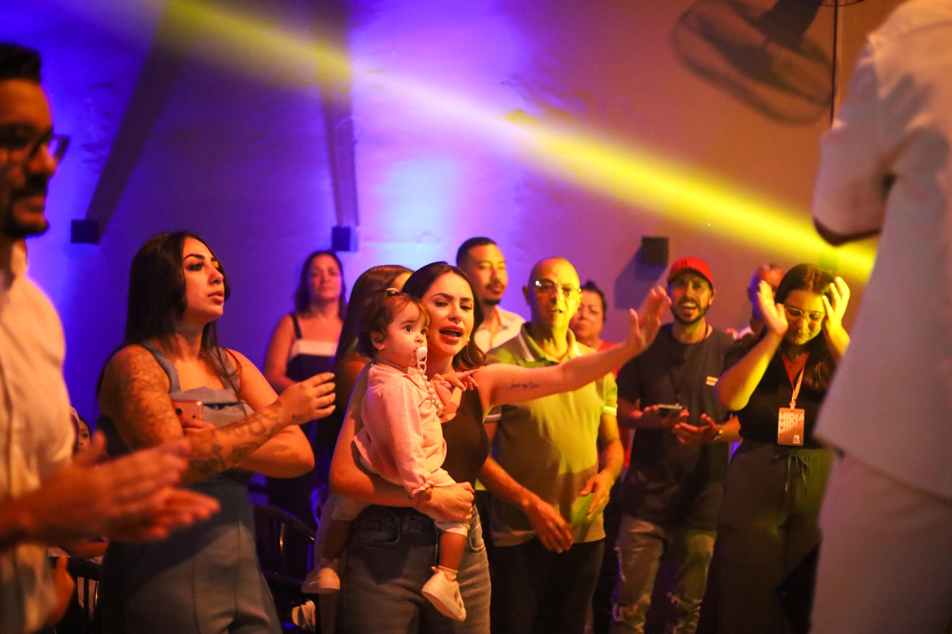 Famílias celebrando juntas no culto