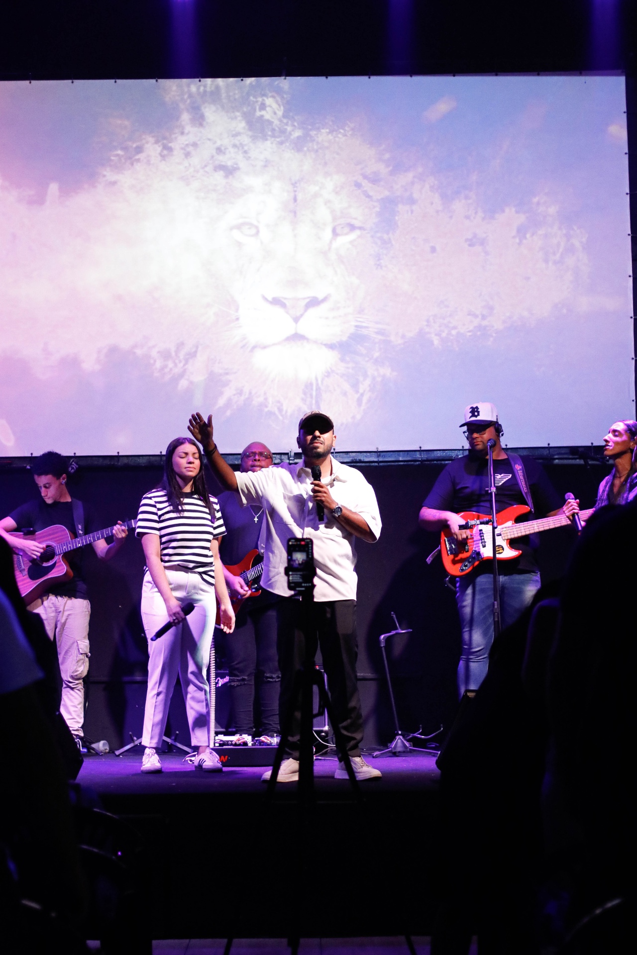Banda ministrando louvor no palco